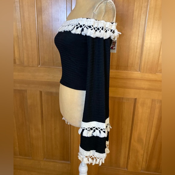 Off the Shoulder Flounce Style Sleeves - Picture 10 of 16